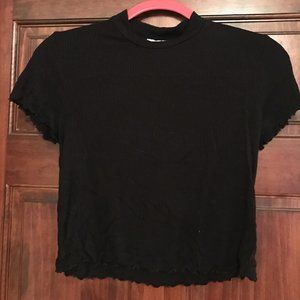 Black moa moa crop t shirt mock neck size L